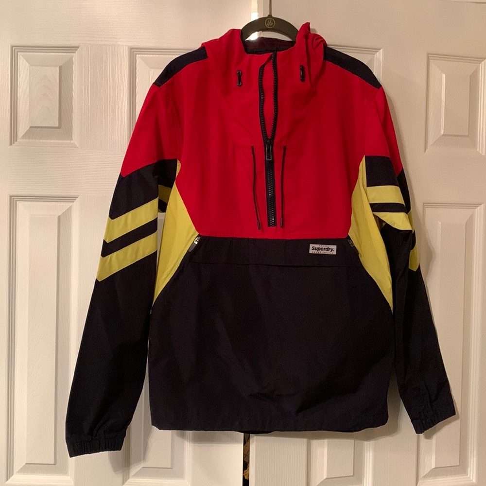 Superdry hoodie, medium and runs big. Colors: navy blue, yellow and red.